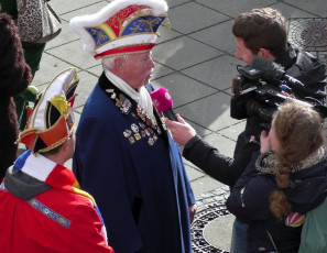 2019 Vor dem Zugstart an der Tribüne