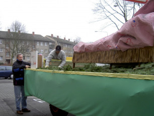 2003 Zugfiguren Aufbau vor dem Zug