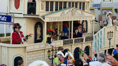 102_87 Lachröschen der Zuggeminschaft Klaa Paris